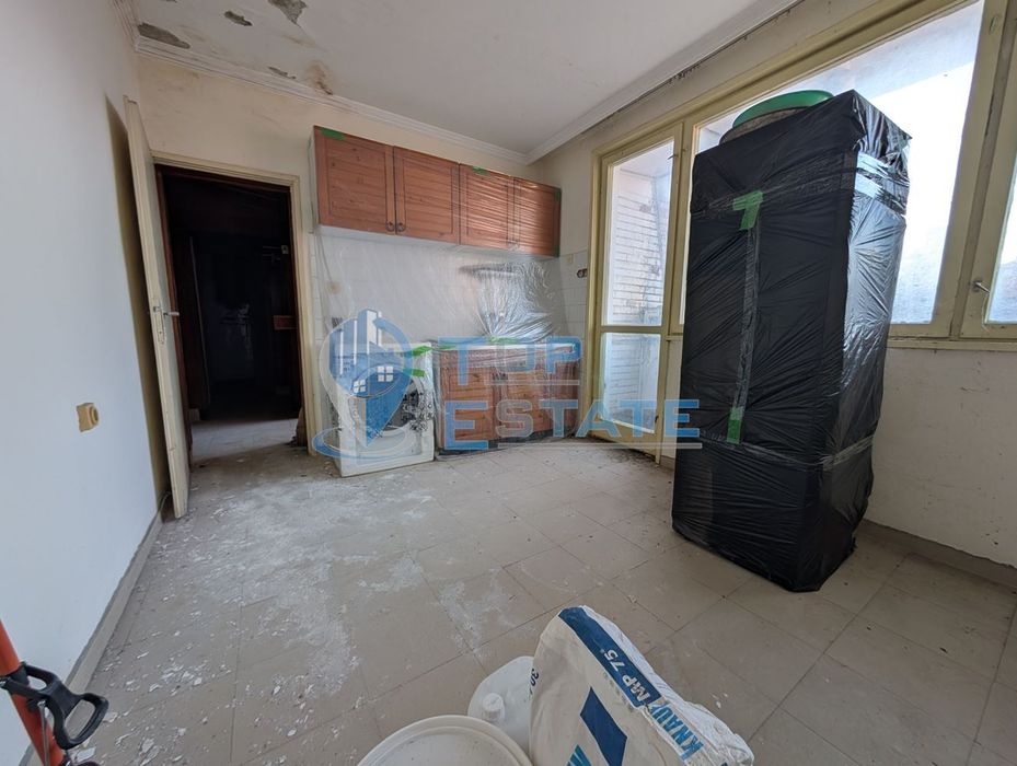 Тристаен тухлен апартамент в центъра на град Стражица