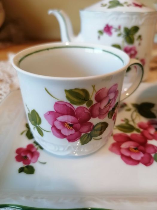 Прекрасен малък порцеланов сет за късо кафе