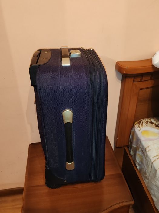 Продам чемодан на колёсиках