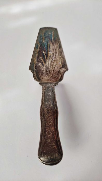 Посребрена шпатула за сервиране на торта