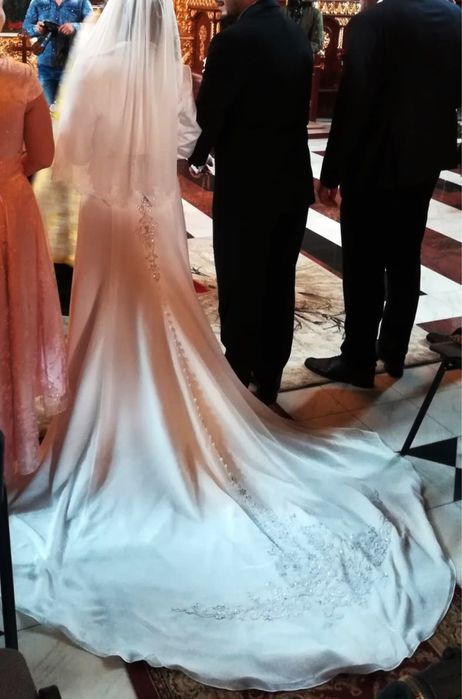 Rochie de mireasa diafana ( Demetrios).