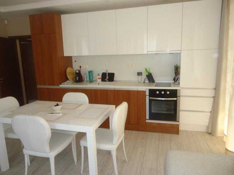 Дава се под наем Тристаен апартамент в Бургас, Център - 100 кв.м за 847.62 € - Снимка #6