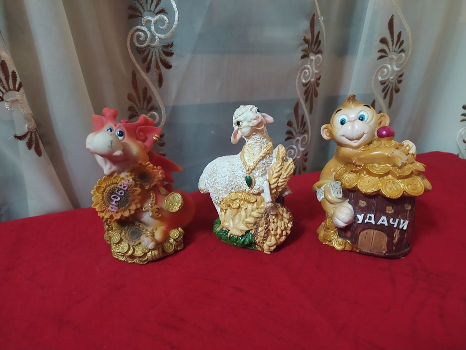 Магнитики и различные сувениры.