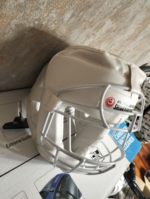 Шлем для спорта с решеткой