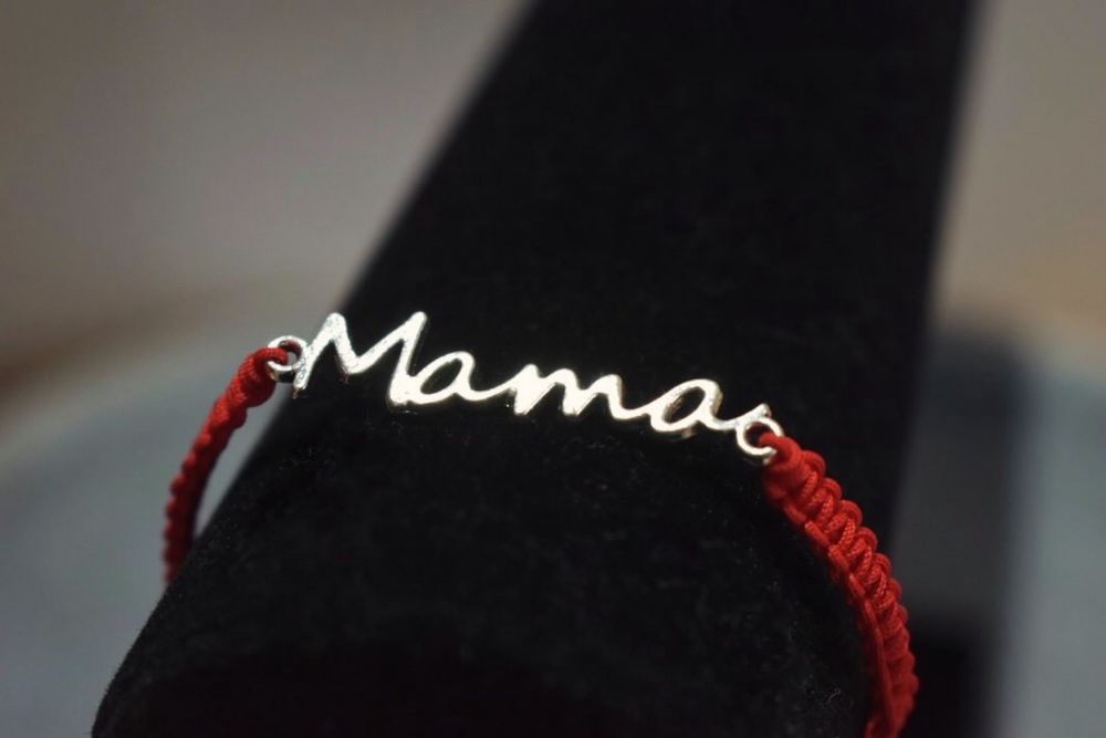 Гривна с червен конец “Мама”