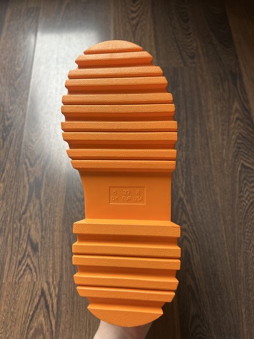 Чисто нови оранжеви ботуши от Reserved