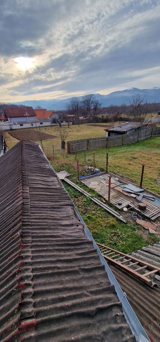 Vand casă + 2 anexe si curte. + terenuri aferente
