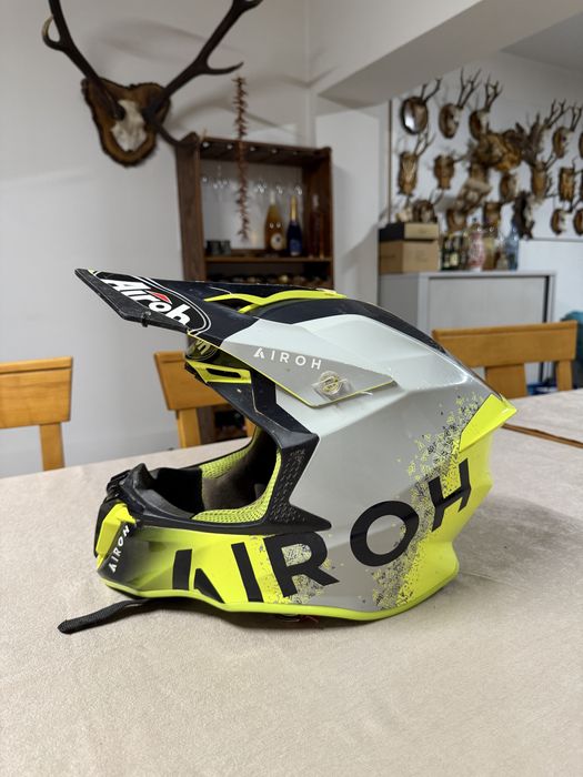 Vand casca airoh Twist 2.0 yellow gloss