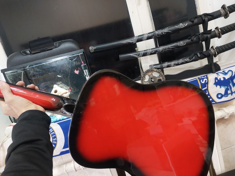 Продам гитару почти Новая