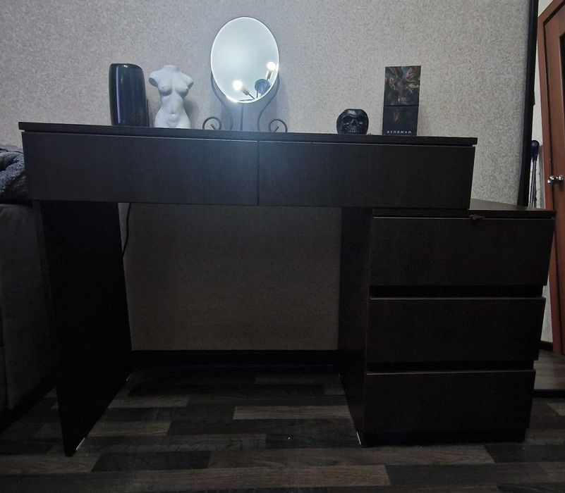 Рабочий/ туалетный стол