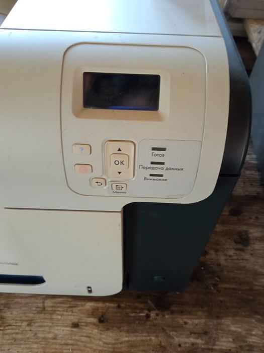 Принтер офисный работает