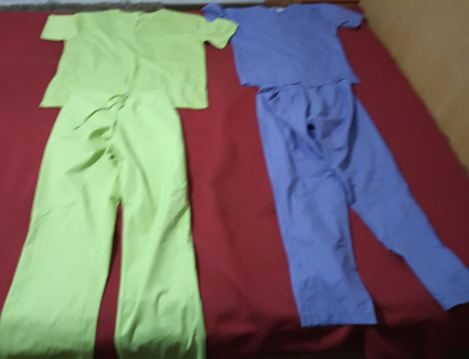 Vând halate medicale pentru doctori și asistente medicale compleuri bluzițe și pantaloni 50 Roni bucata trimit și in tara