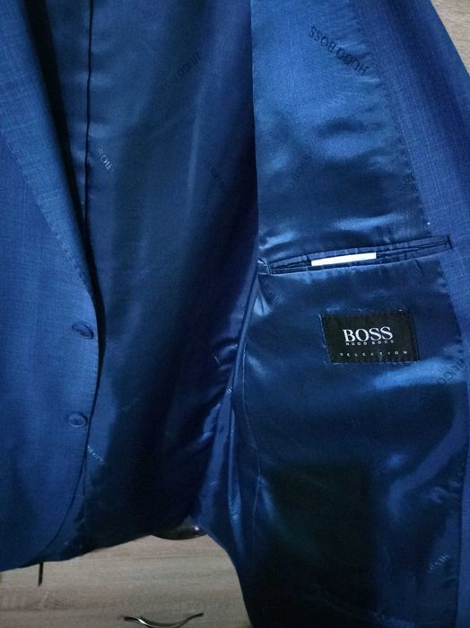 Vând costum Hugo Boss