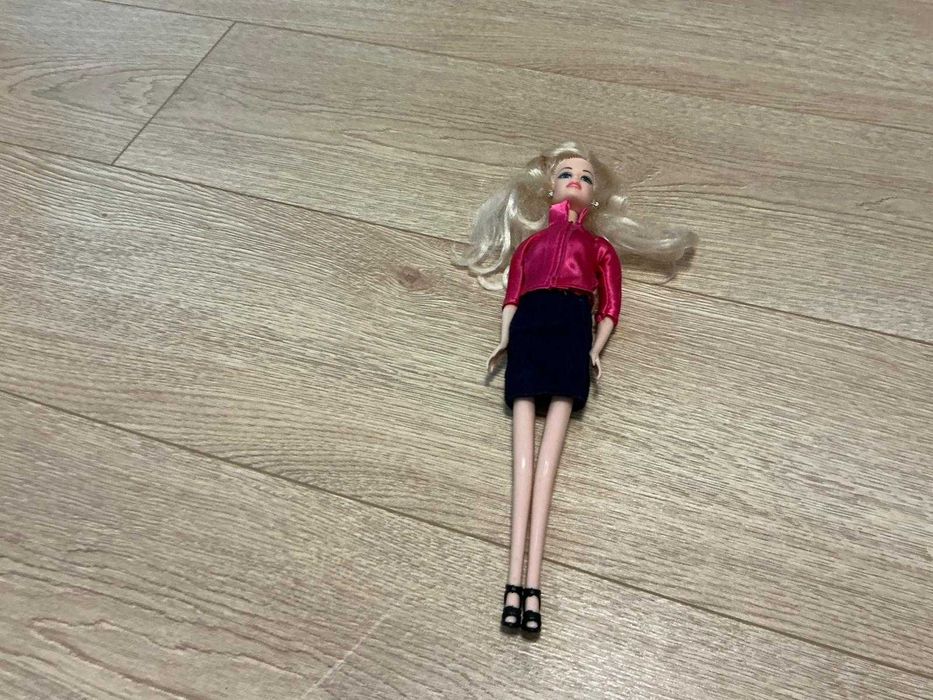 Păpuși Barbie și figurine de ponei de vânzare!