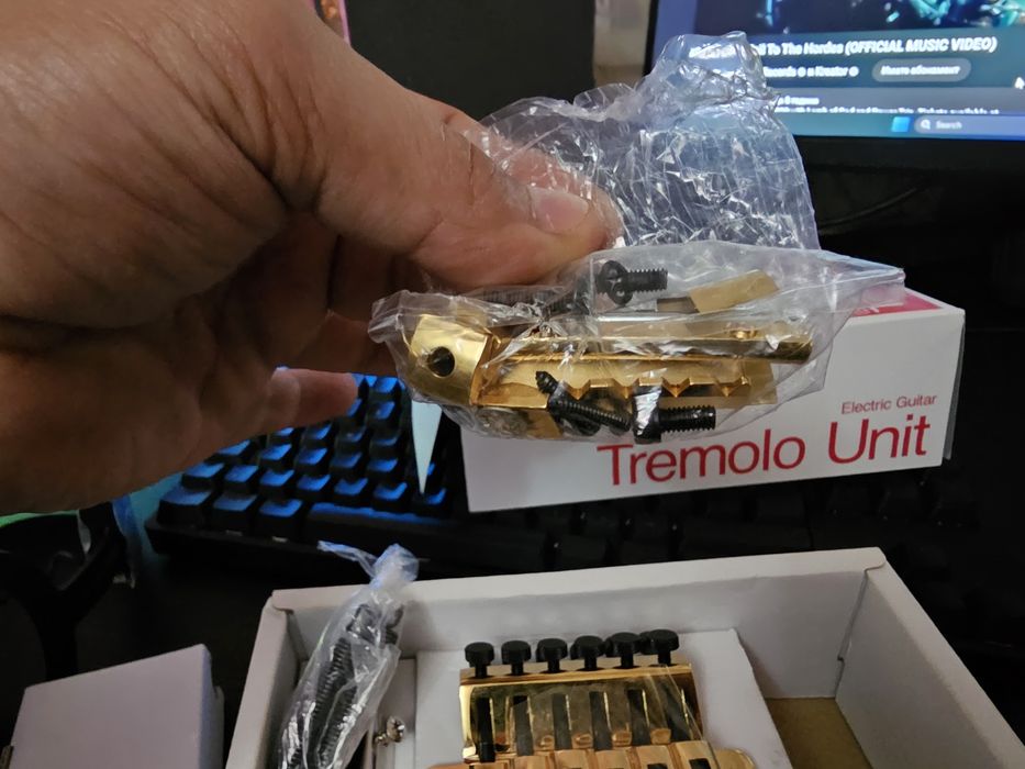 Gotoh tremolo, locking tuners, locking nut, emg 81