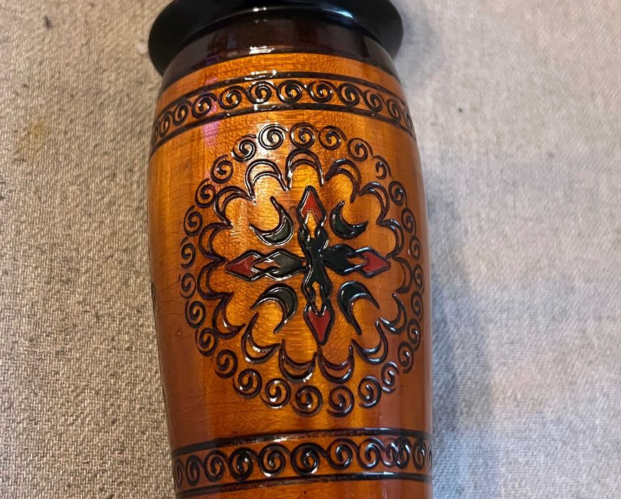 Vaza decorativa din lemn sculptat si lacuit manual in stil popular