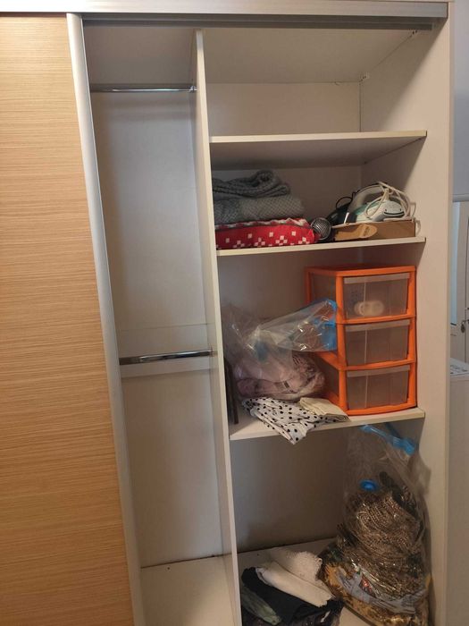 Vand dressing pal alb cu natur, 2 usi glisante ,format 3 partii:  2 laterale cu rafturi si partea din mijloc cu bare pentru umerase