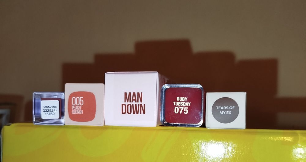 Кутия с козметика , червила