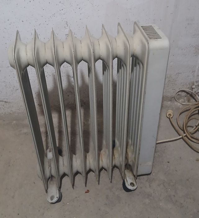 Vând urgent calorifer electric pe ulei