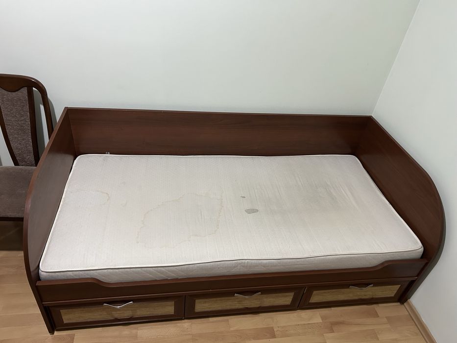 кровать с матрасом