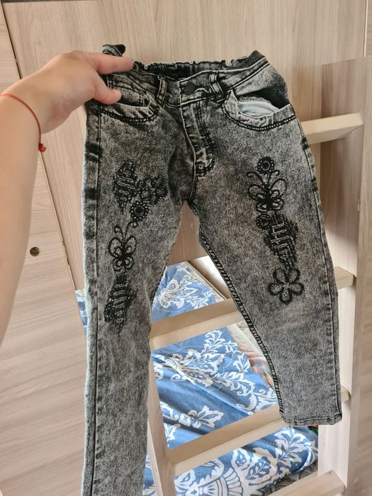 Продам джинсы для девочка