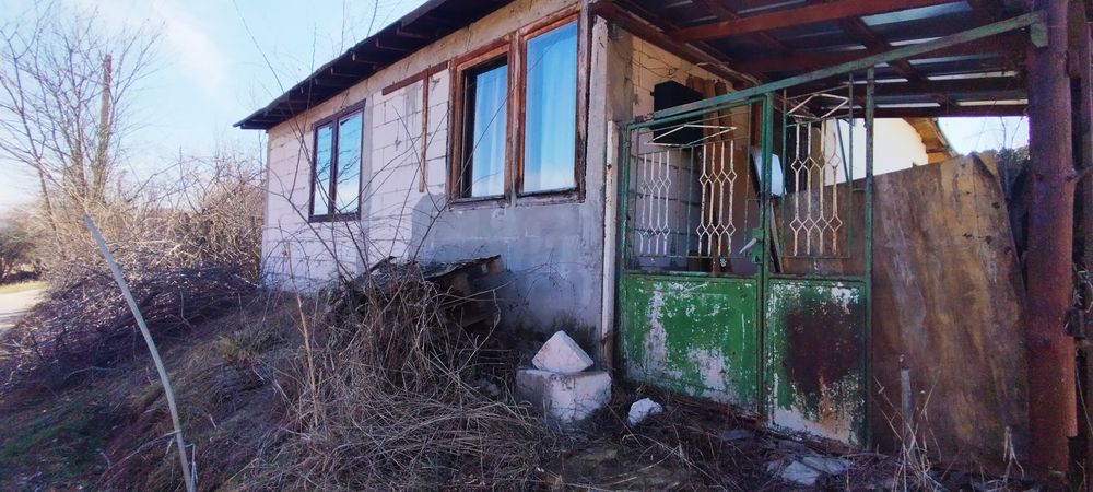 Продава се къща в село Лобош, област Перник