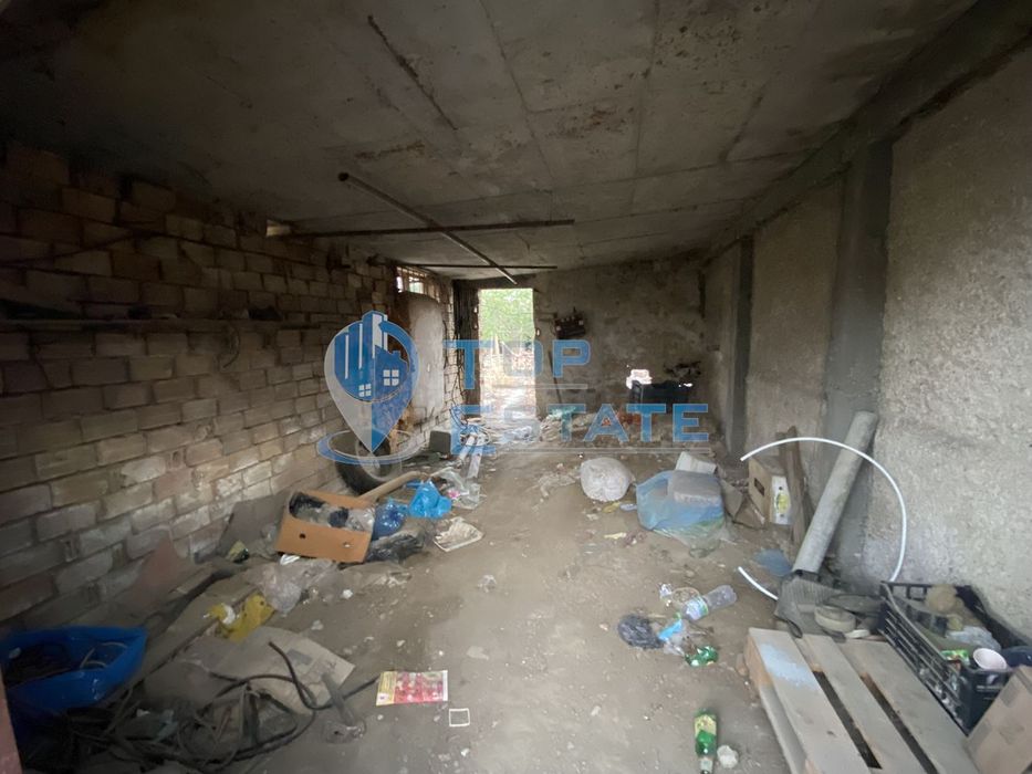 Тухлена къща с гараж в с. Драганово, област Велико Търново.