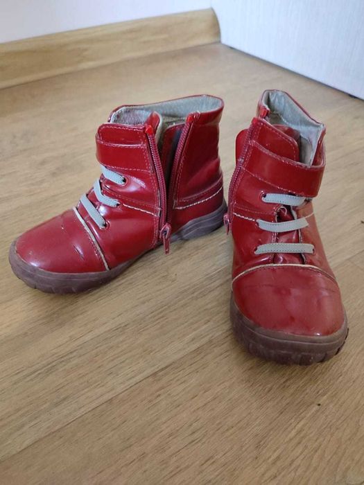 Детские зимние ботинки разные