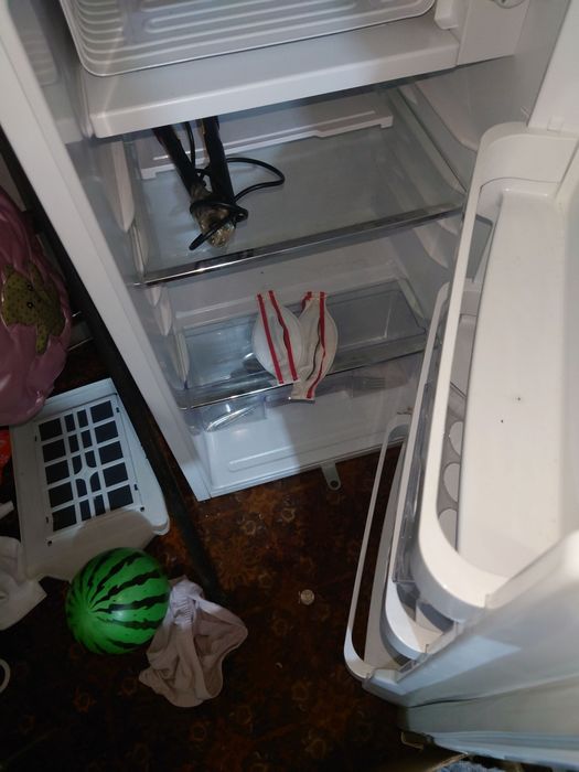 Холодильник сотилади