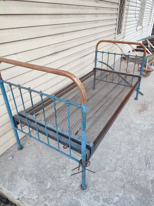 Железная кровать