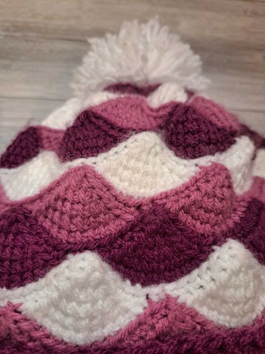 Ръчно плетена шапкa трицветна модел мидички