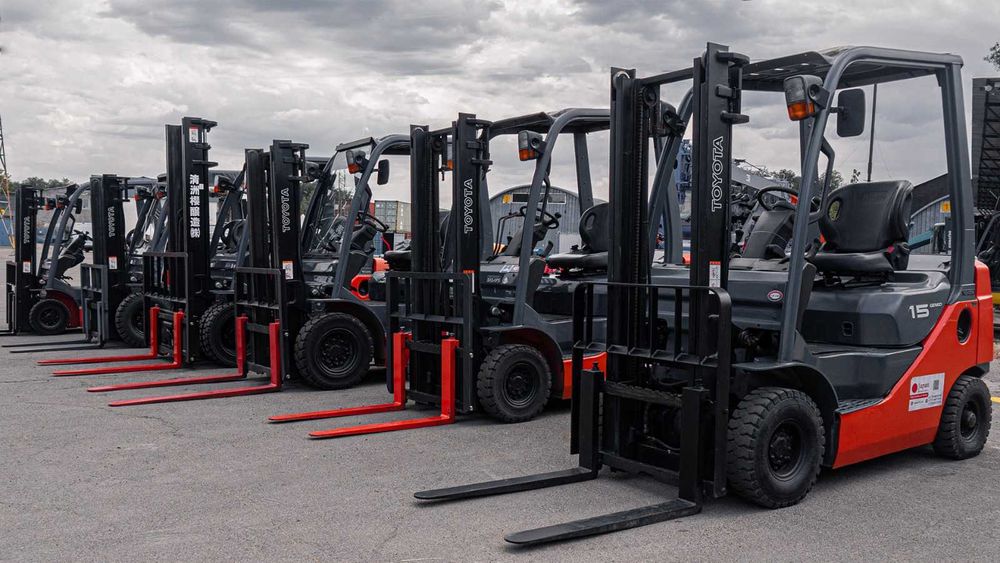 Сдаем в аренду погрузчики, катки, краны