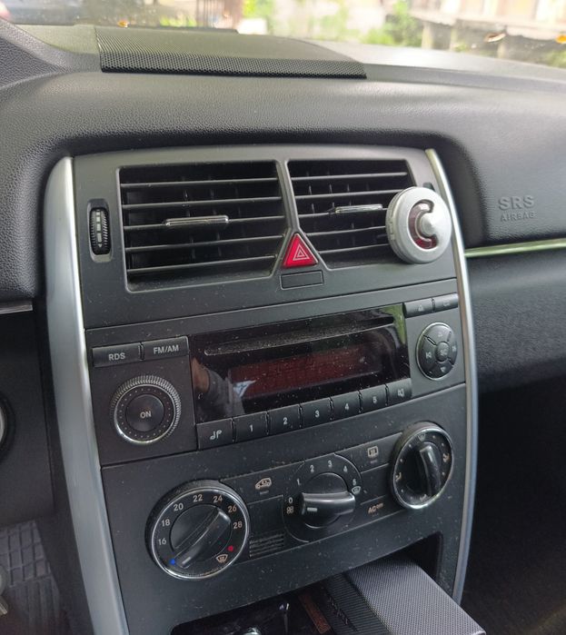 Автомобил mercedes B 180