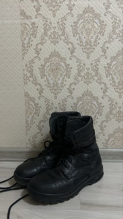 Зимний бушлат, военные берцы летние
