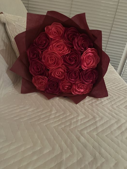 Букети от сатенени рози