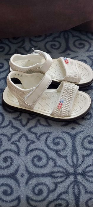 Продам детские сандали новые
