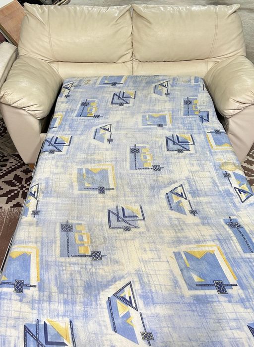 Цвета слоновой кости кожанный  диван