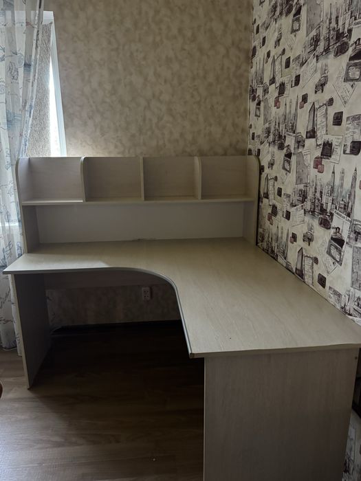 Продам письменный стол.