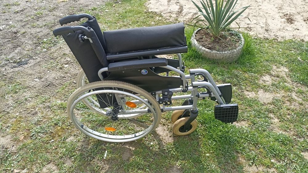 Vând scaun cu rotile pliabil destinat persoanelor cu mobilitate redusă
