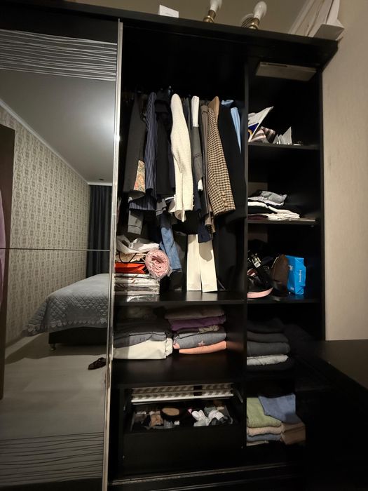 Продавм спальный гарнитур