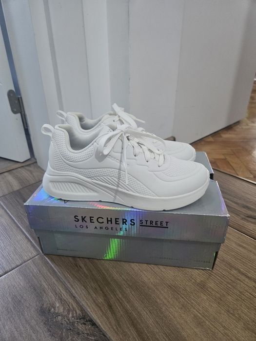 Дамски бели маратонки Sketchers