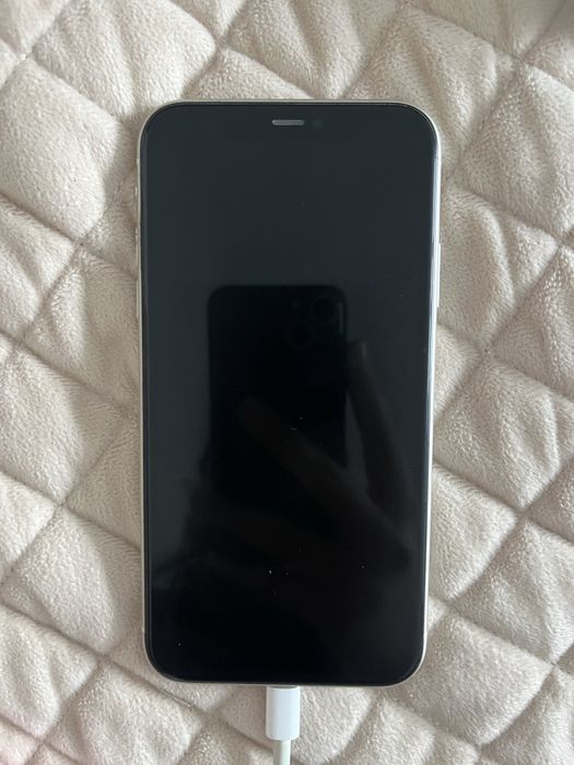 Продаётся iPhone 11 белого цвета .