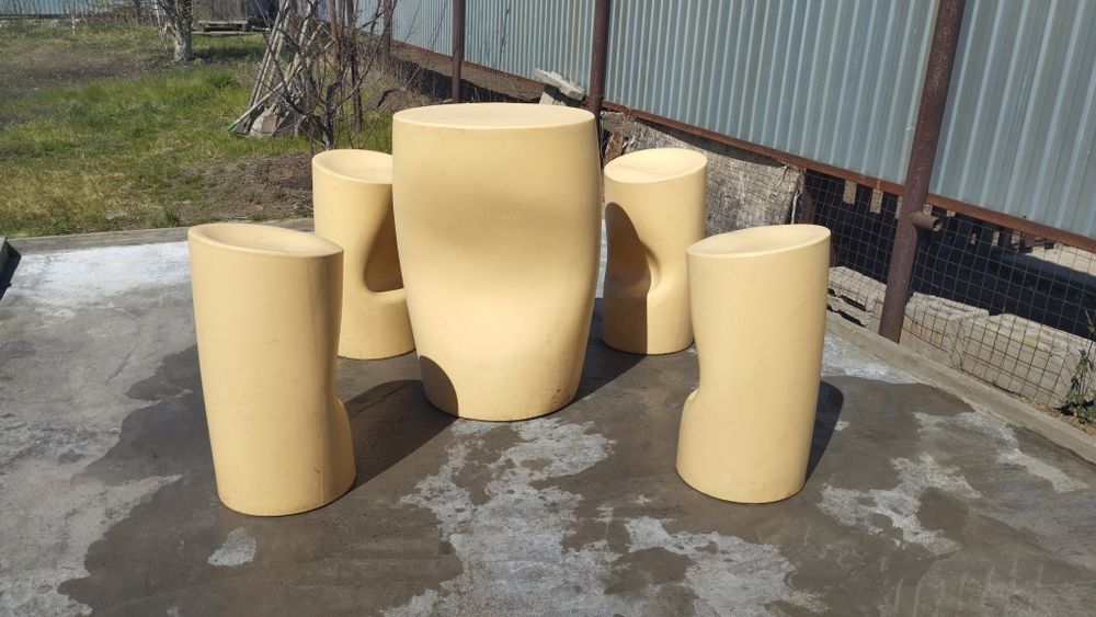 Продам барный стол и 4 стула