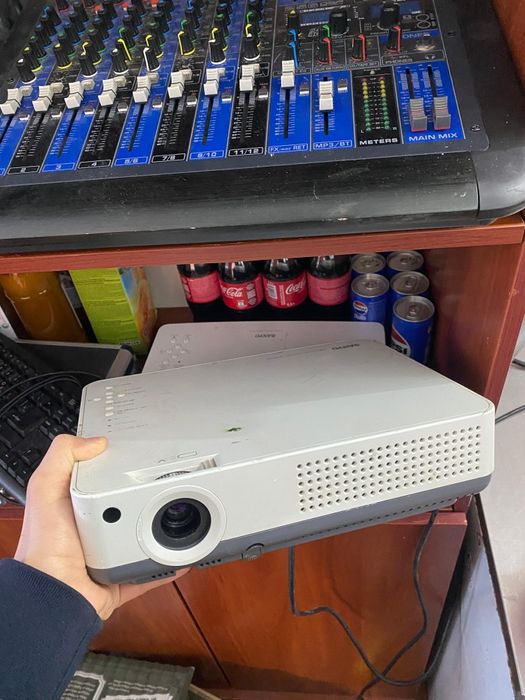 Проектор Sanyo экран для проектора.