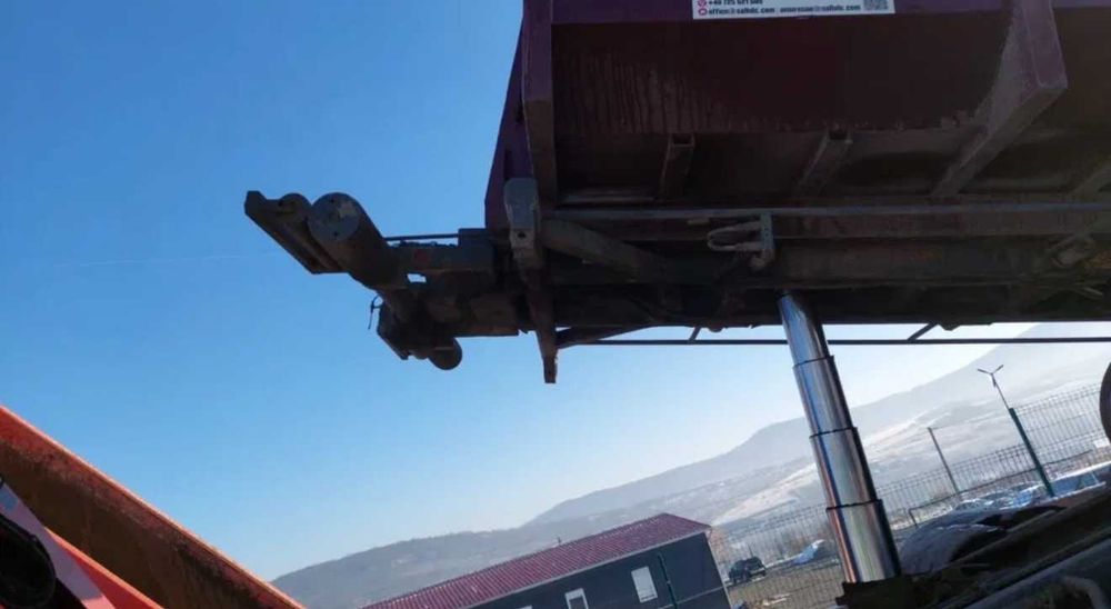 Basculanta Scania P400 cu macara