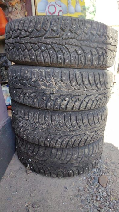 Продам зимние шины. Шипы 80%