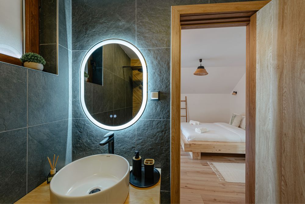 Cazare (CABANA NATURA TOPLIȚA) lângă pârtia de schi 900m de bază