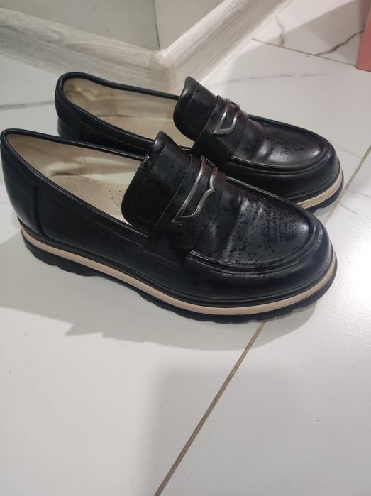 Продам школьную обувь