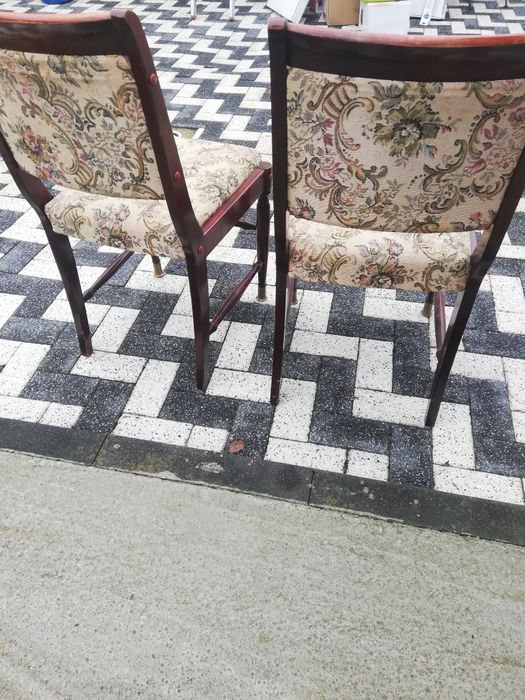 scaune tapitate si scaune cu picioare metalice