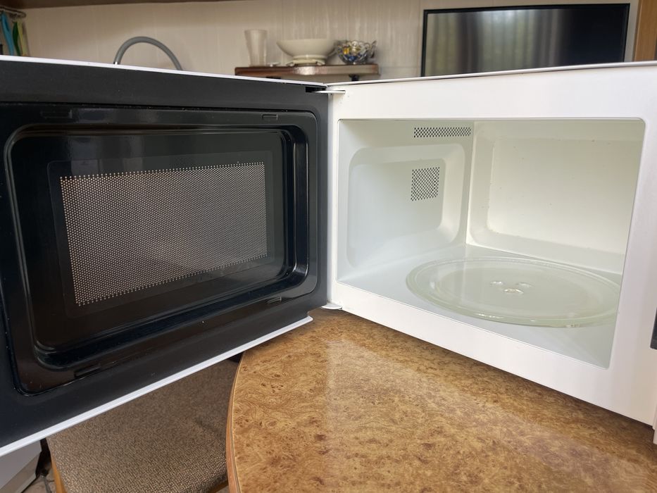 Продам б/у микроволновую печь Panasonic NN-MX26WF
